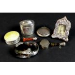 A group of silver items comprising a Dutch silver marriage box, with Continental marks, 0.43toz, 3.9