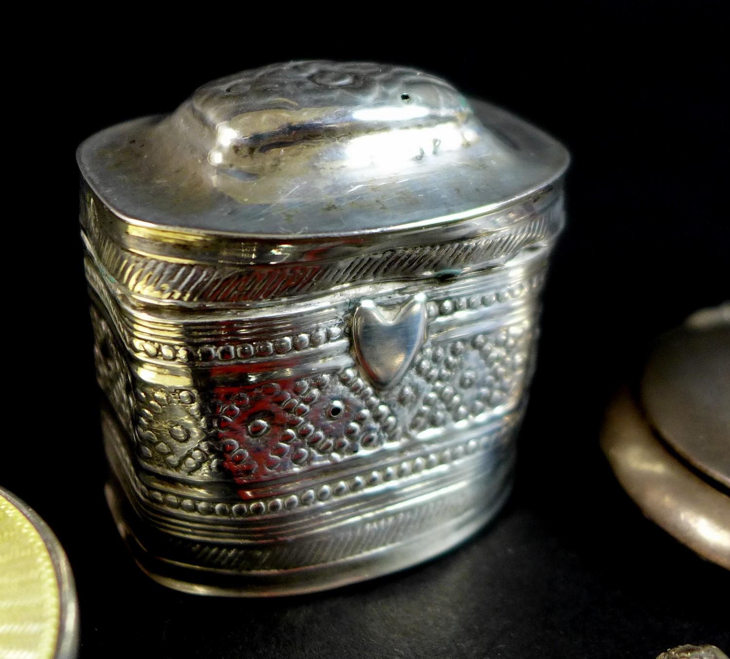 A group of silver items comprising a Dutch silver marriage box, with Continental marks, 0.43toz, 3.9 - Image 2 of 5