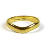 An 18ct gold wedding band of gentle wishbone form, size K, 2.6g.