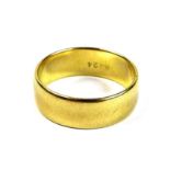 An 18ct gold wedding band ring, size L/M, 4g.