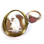 An Edwardian 9ct gold signet ring, with shield eschutcheon set with polished shell and engraved