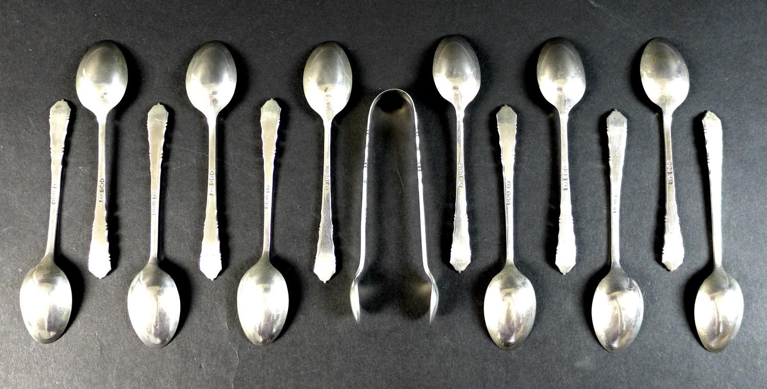 An Elizabeth II silver set of twelve teaspoons and pair of sugar nips, decorated with engraved - Image 2 of 6