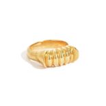 A Kutchinsky gold ring, of curved ridged form, detailed 750, ring size Q, weight 14.1 gms.