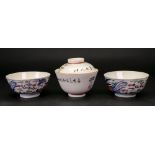 A pair of Chinese porcelain small bowls, late 19th/20th century,