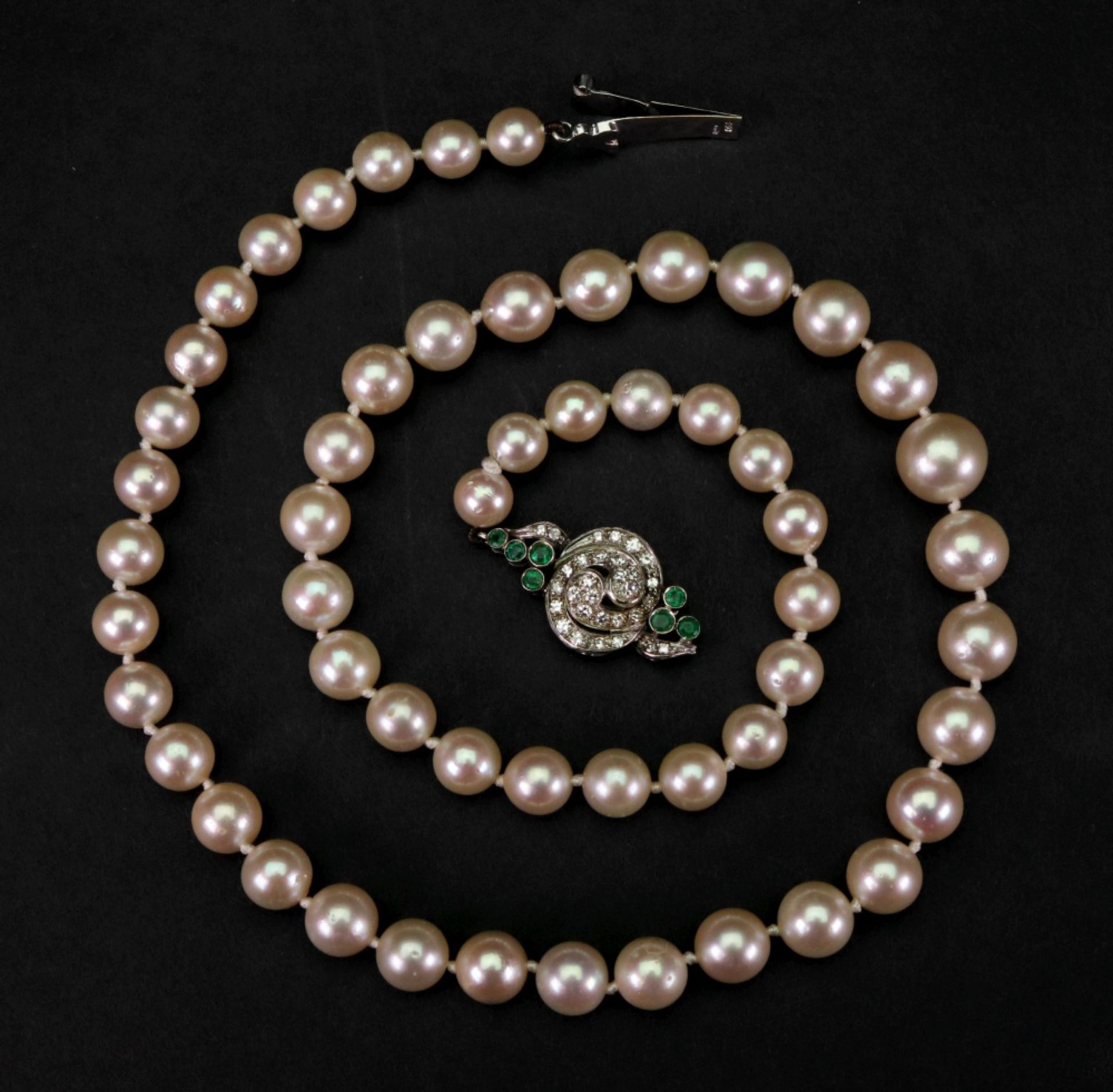 A single row cultured pearl necklace, of graduated design, the cultured pearls measuring from 10.