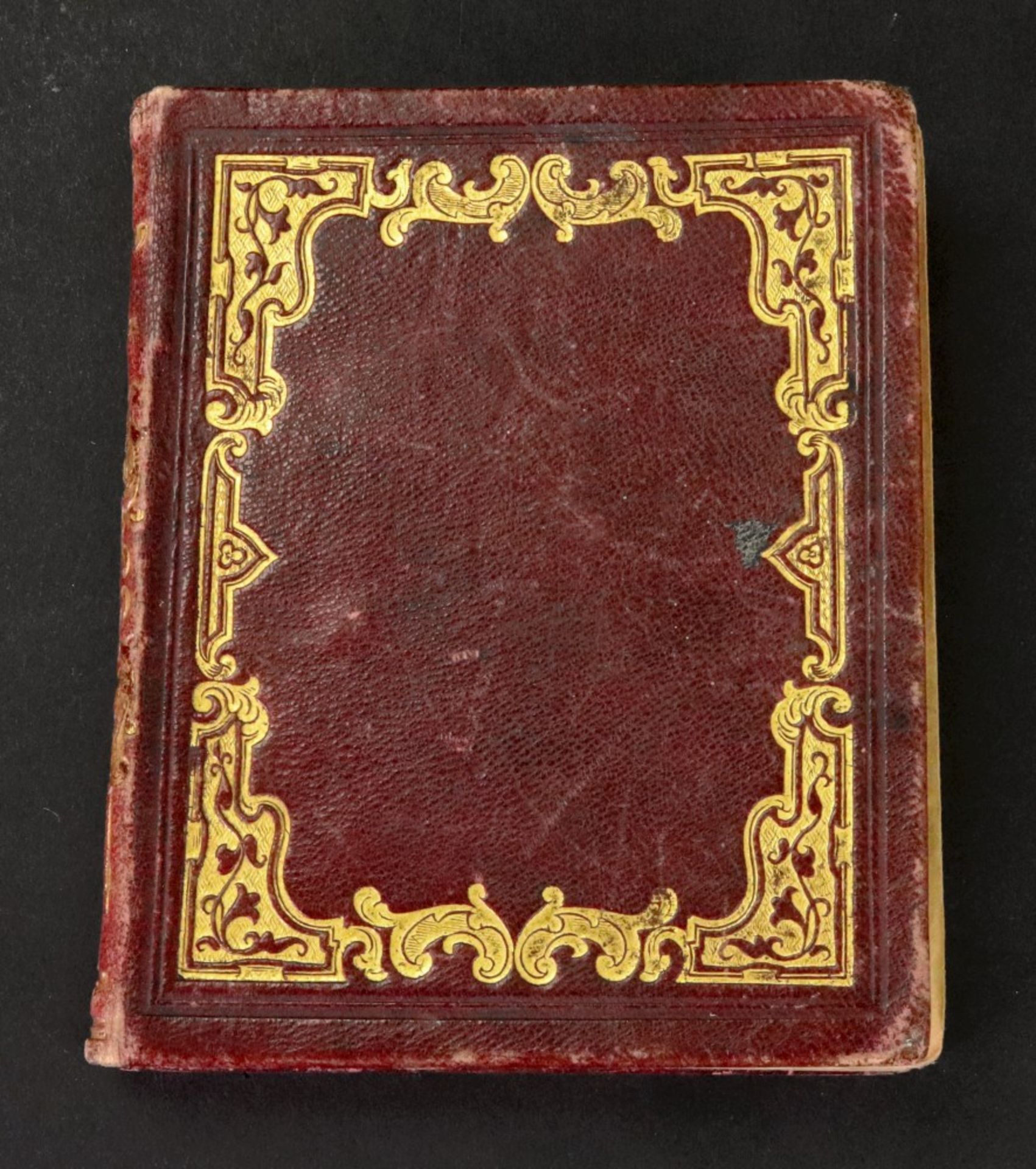 A small Victorian gilt tooled crushed morocco album, containing a collection of watercolours, - Bild 3 aus 3