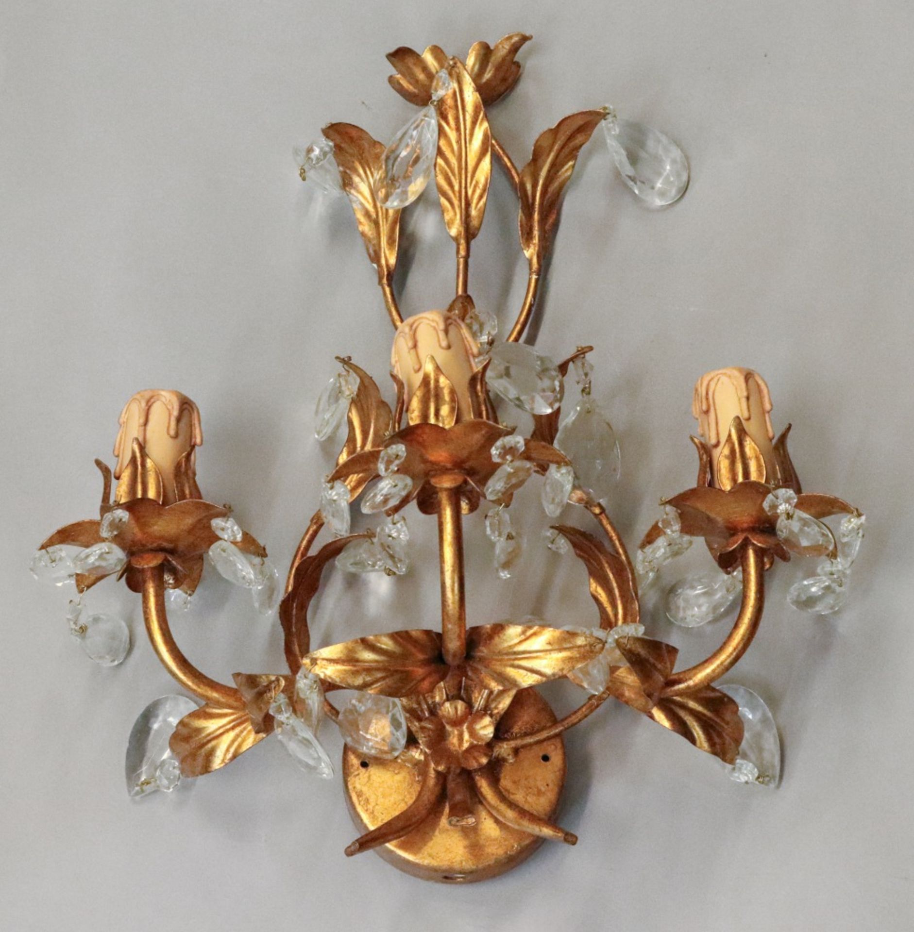 A pair of Christopher Wray five light gilt metal and facet cut glass chandeliers, - Bild 3 aus 3