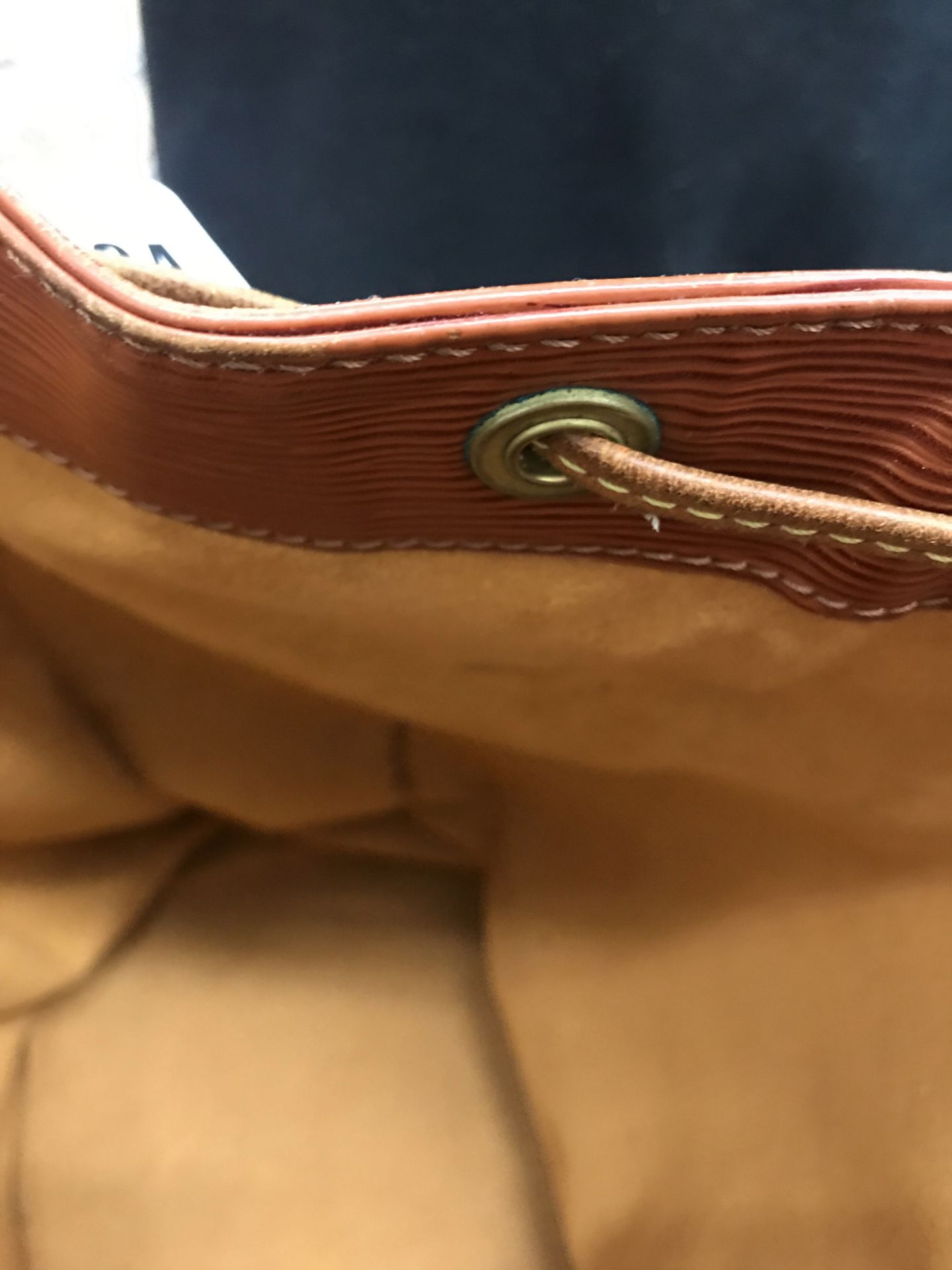 Louis Vuitton, a Noe bicolour tan leather drawstring shoulder bag, serial no. 'A21920', 25. - Image 5 of 10