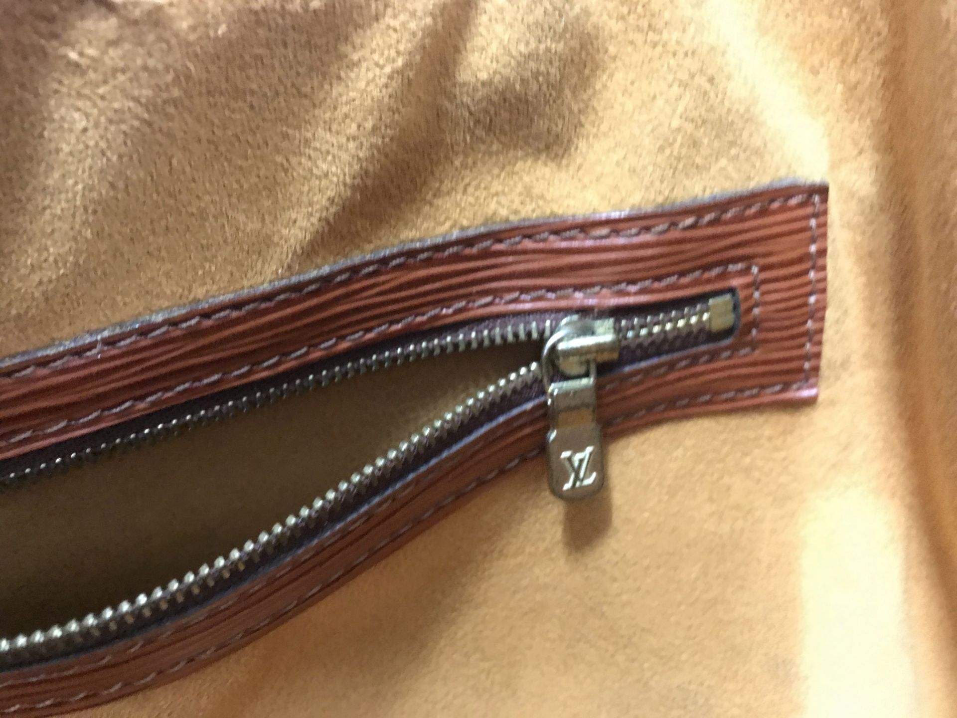 Louis Vuitton, a Noe bicolour tan leather drawstring shoulder bag, serial no. 'A21920', 25. - Image 7 of 10