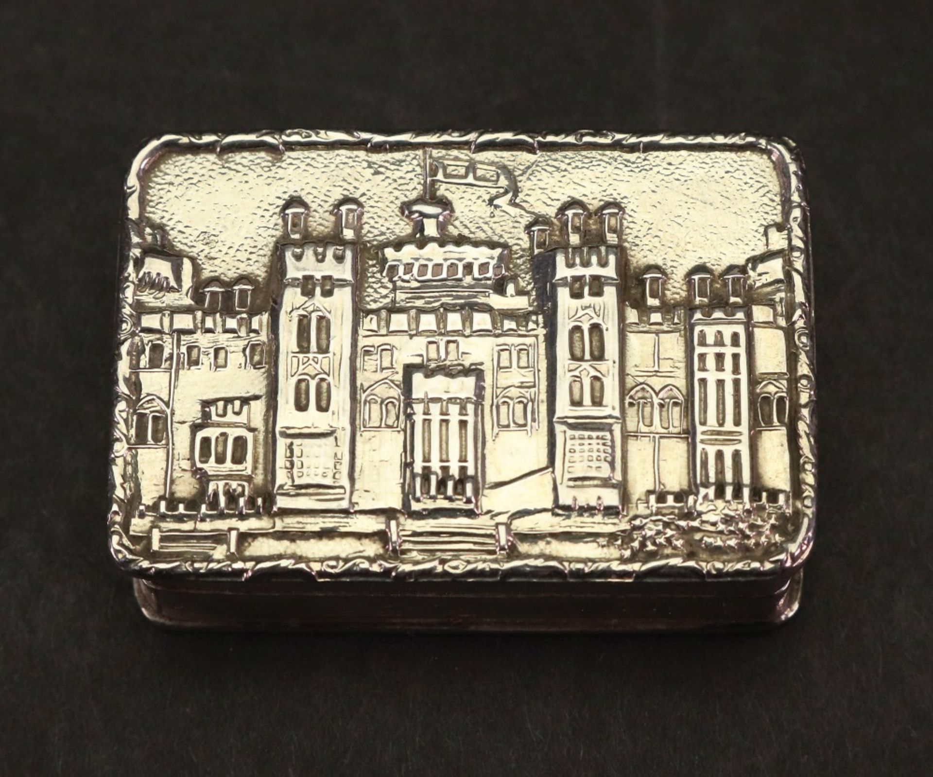 A small reproduction George III style 'castle top' silver snuff box, London 1976, makers mark SJR,