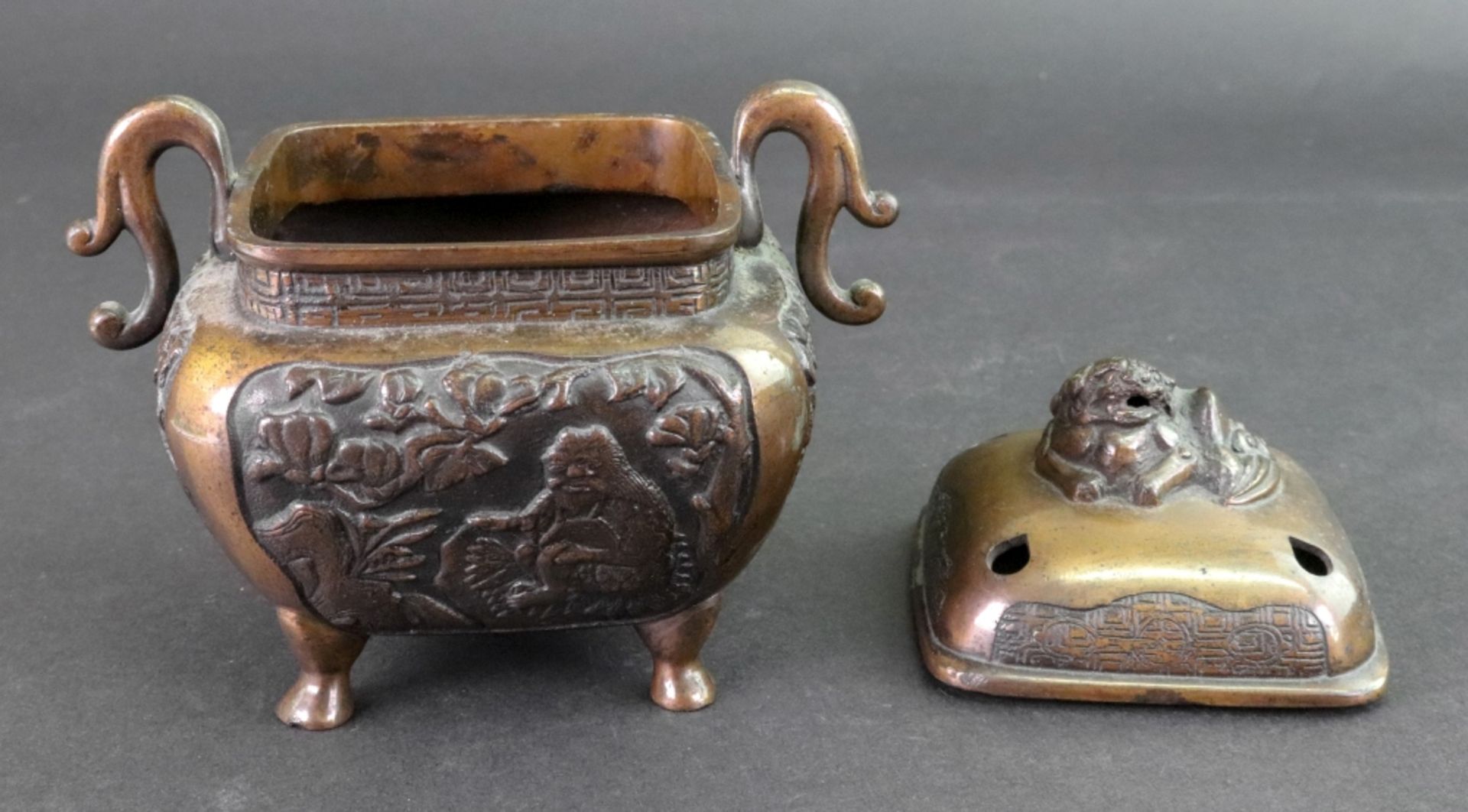 A Chinese or Japanese bronze two-handled censer and cover, circa 1900, of rounded square form, - Bild 2 aus 2