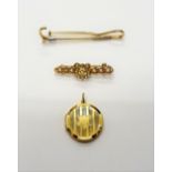 A gold brooch, designed as a riding crop, weight 4.