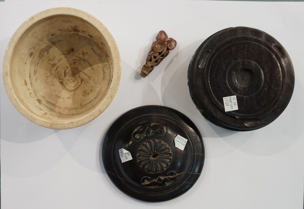 Three items of Asian ceramics, - Image 4 of 9