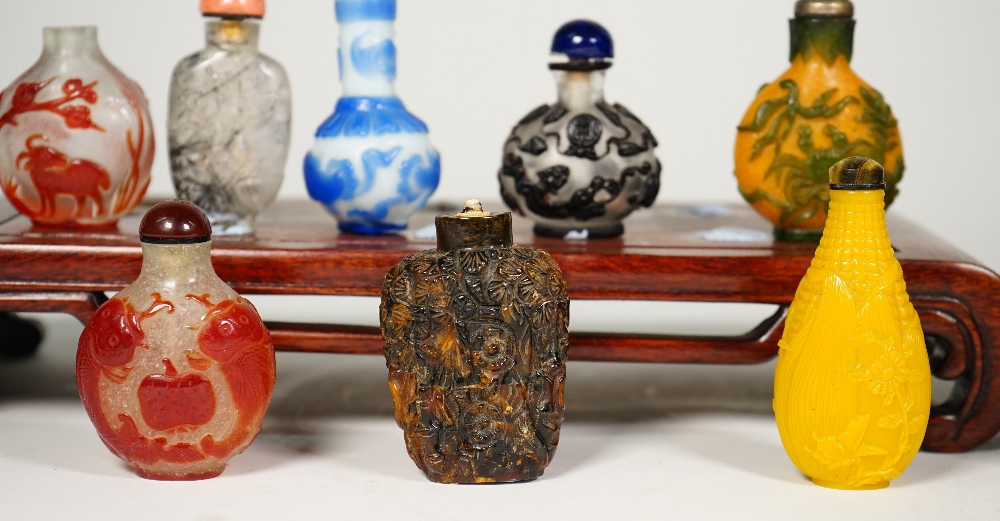 A group of fourteen Chinese snuff bottles, 20th century, including eight glass overlay examples, - Image 4 of 5