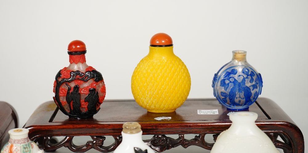 A group of fourteen Chinese snuff bottles, 20th century, including eight glass overlay examples, - Image 2 of 5