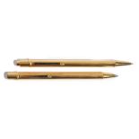 A Must De Cartier gilt metal cased ballpoint pen, having ridged decoration, numbered 285702,