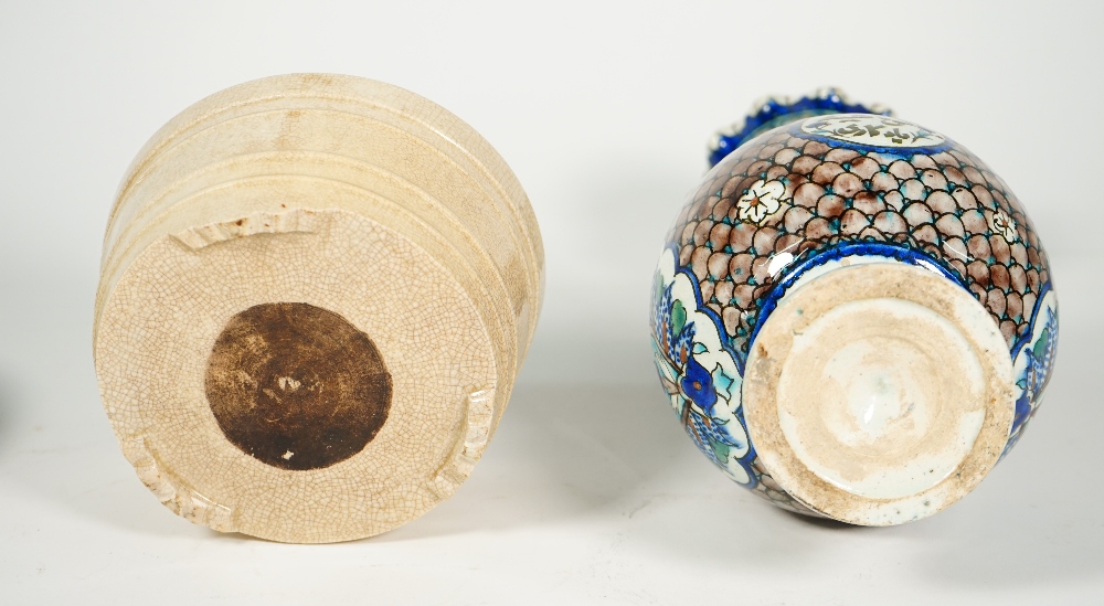 Three items of Asian ceramics, - Image 3 of 9