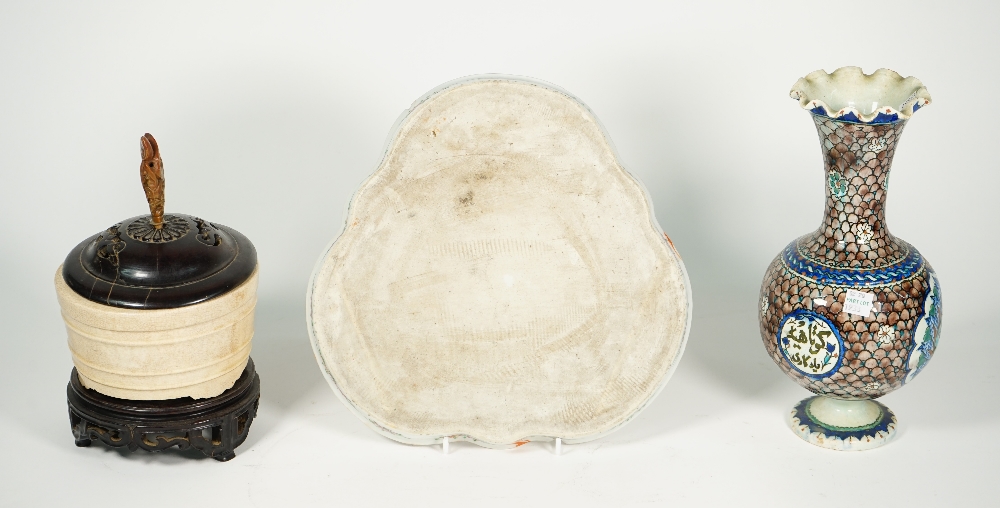 Three items of Asian ceramics, - Image 2 of 9