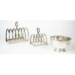 Silver, comprising; a seven bar toastrack of arched form, with a loop shaped handle, Sheffield 1902,