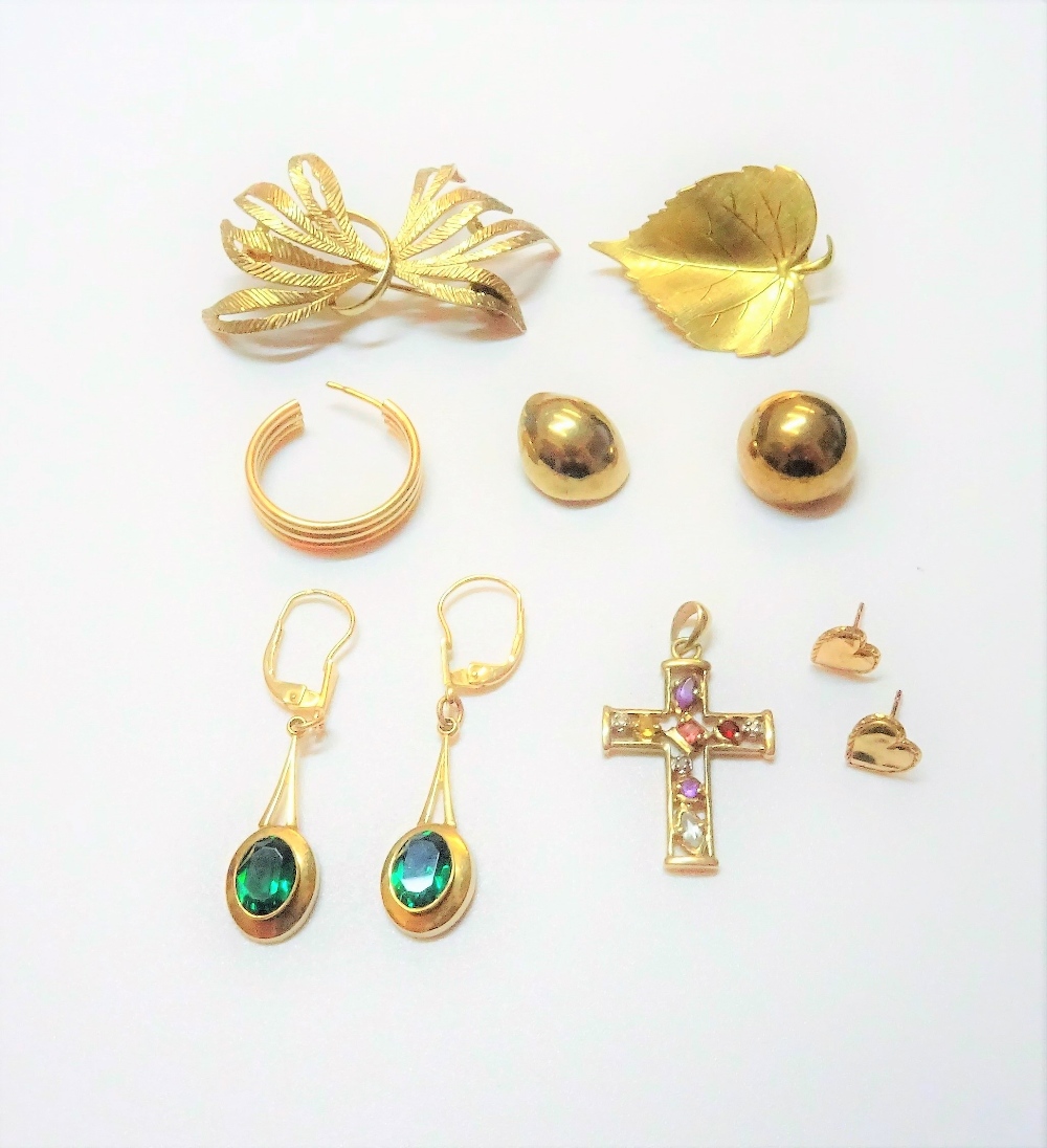 A group of mostly 9ct gold jewellery, comprising; two brooches, a gem set pendant cross,