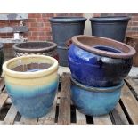 A quantity of modern garden pots of various sizes, the largest being 51cm wide x 41cm high (12).