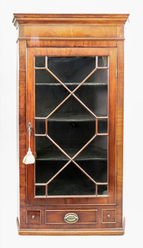 A George III mahogany corner cabinet, en