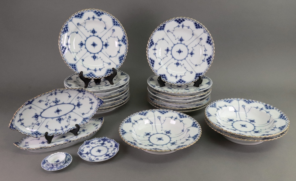 A set of thirteen Copenhagen blue onion pattern dessert plates, no. 1/1085, 22.