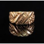 An 18ct yellow gold ring of floral plaqu
