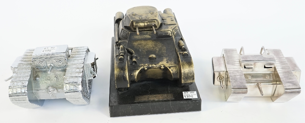 A chrome plated white metal novelty inkwell modelled as a WWI British Mark IV tank, 20th century, - Bild 3 aus 3