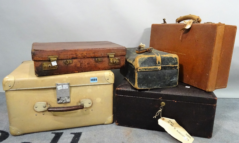 A quantity of mostly early 20th century travelling cases and bags, largest 45cm wide x 26cm high.