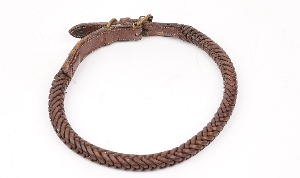 A leather and brass mounted dog collar with applied plaque detailed 'H.R.H. THE DUKE OF GLOUCESTER'. - Bild 3 aus 3