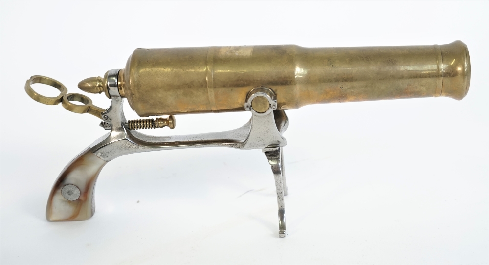 A brass novelty canon model on an iron pistol gripped frame, 20th century, - Bild 2 aus 3