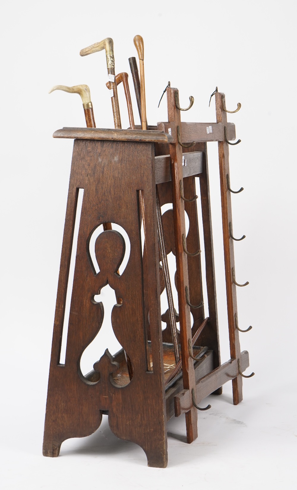 An early 20th century oak stick stand of Arts and Crafts style, 74cm high, - Bild 4 aus 4