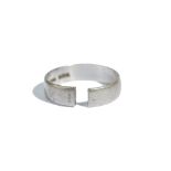 An 18ct white gold plain wedding ring, the shank cut, weight 4 gms.