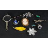 A small collection of jewellery, compris