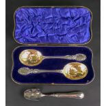 A cased pair of Edwardian silver serving