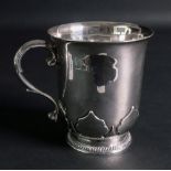 A late 17th century style silver mug, E S Barnsley, Birmingham 1917,