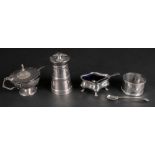 A silver capstan shape pepper mill, Huki