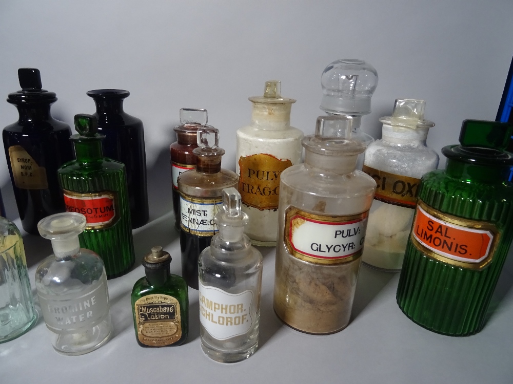 A large quantity of mostly 20th century glass apothecary jars, the largest 23cm high (qty). - Image 3 of 3