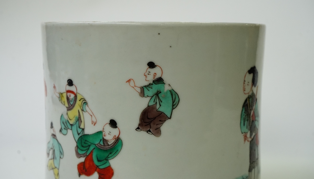 A Chinese famille-verte cylindrical brush pot. - Image 6 of 10