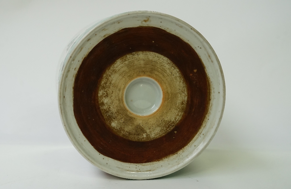 A Chinese famille-verte cylindrical brush pot. - Image 10 of 10