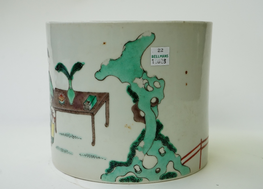 A Chinese famille-verte cylindrical brush pot. - Image 8 of 10