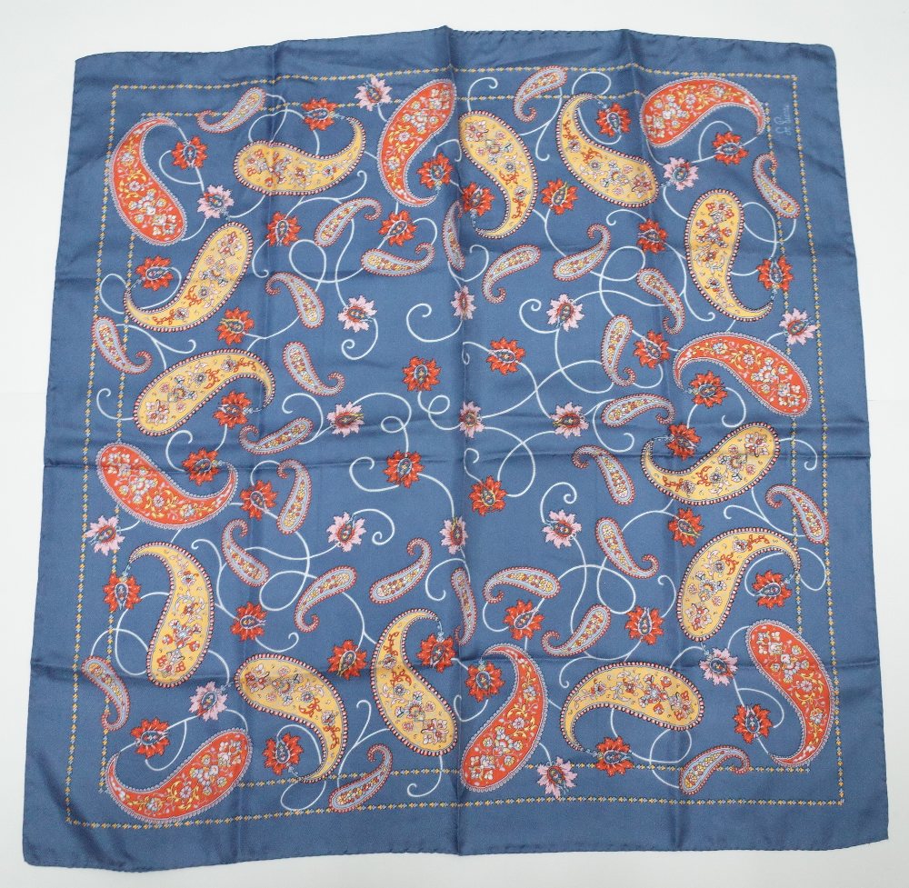 A large collection of twenty-five silk and wool scarves each printed with a paisley design, - Image 9 of 28