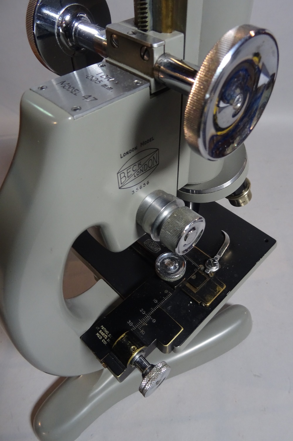 A Beck London Model 47 microscope, in the original fitted case. - Image 6 of 7