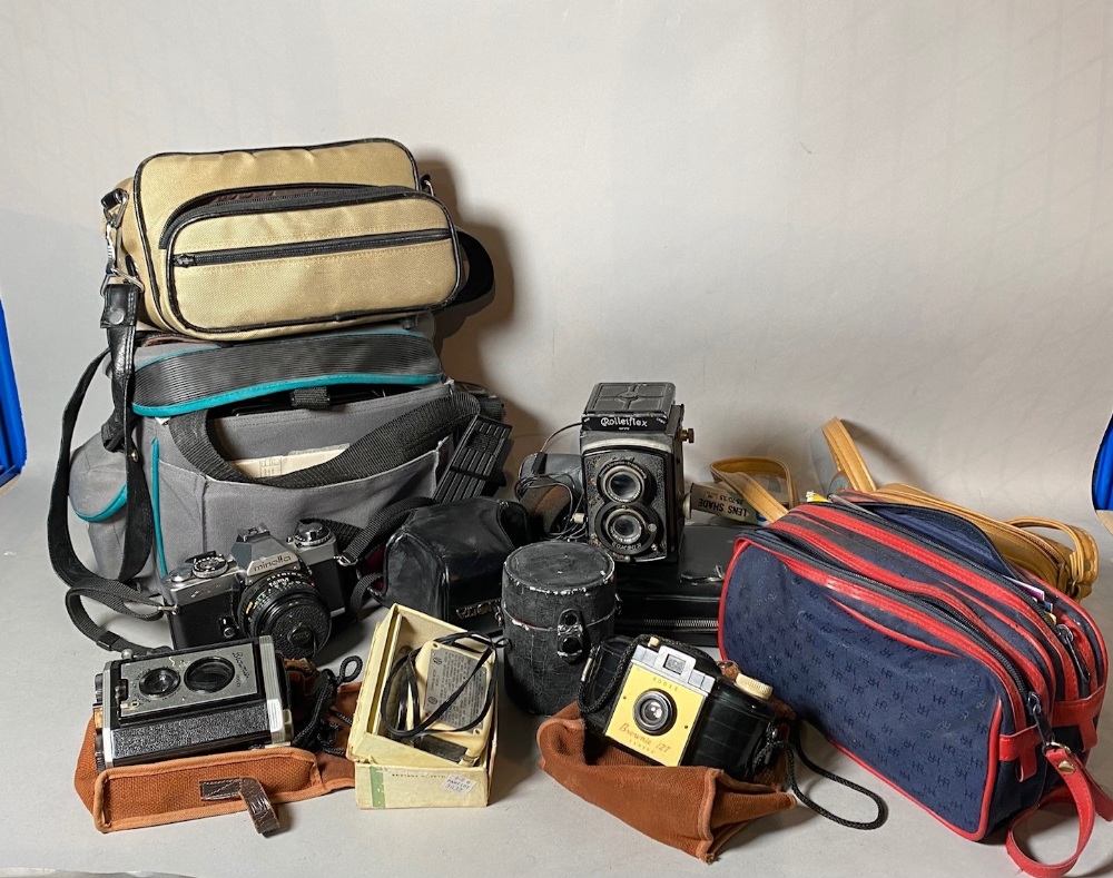 Collectables; a quantity of mid-20th century cameras and lenses, including Rolleiflex, Kodak,