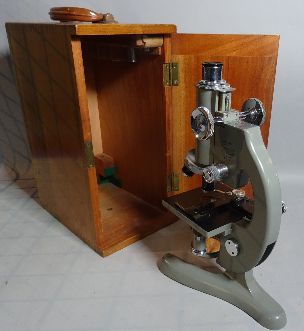 A Beck London Model 47 microscope, in the original fitted case. - Image 3 of 7