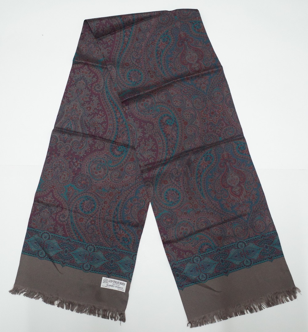 A large collection of twenty-five silk and wool scarves each printed with a paisley design, - Image 12 of 28