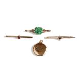 A gold and jade bar brooch, the jade with carved and pierced decoration, a gold,