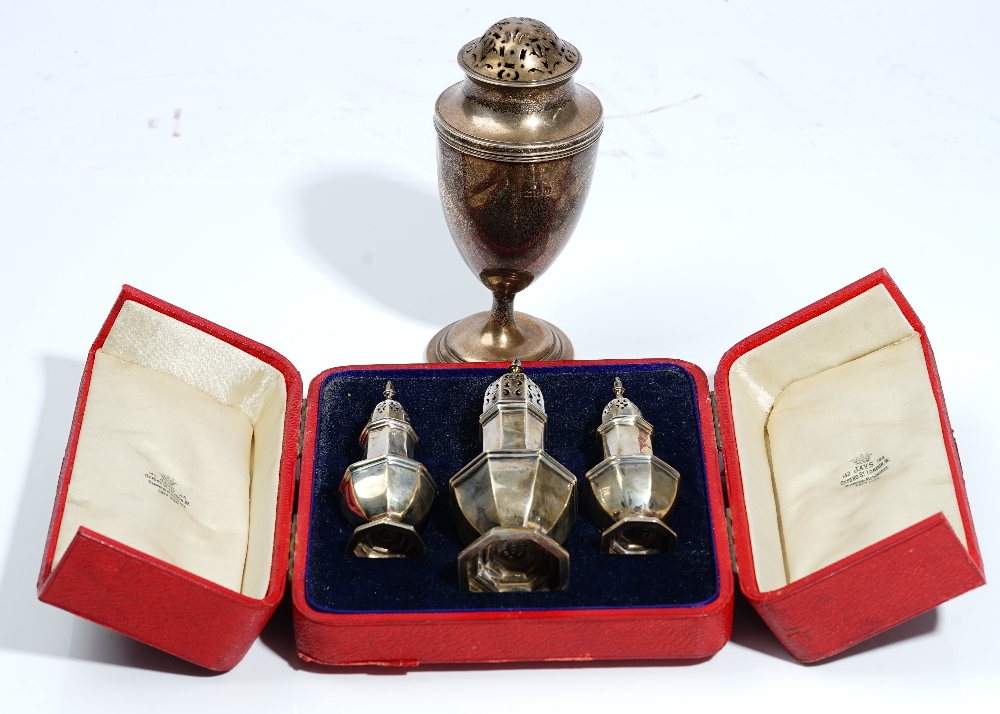 A cased set of three George I style silver octagonal caster and pepperettes, Jays, Chester 1909, 9.