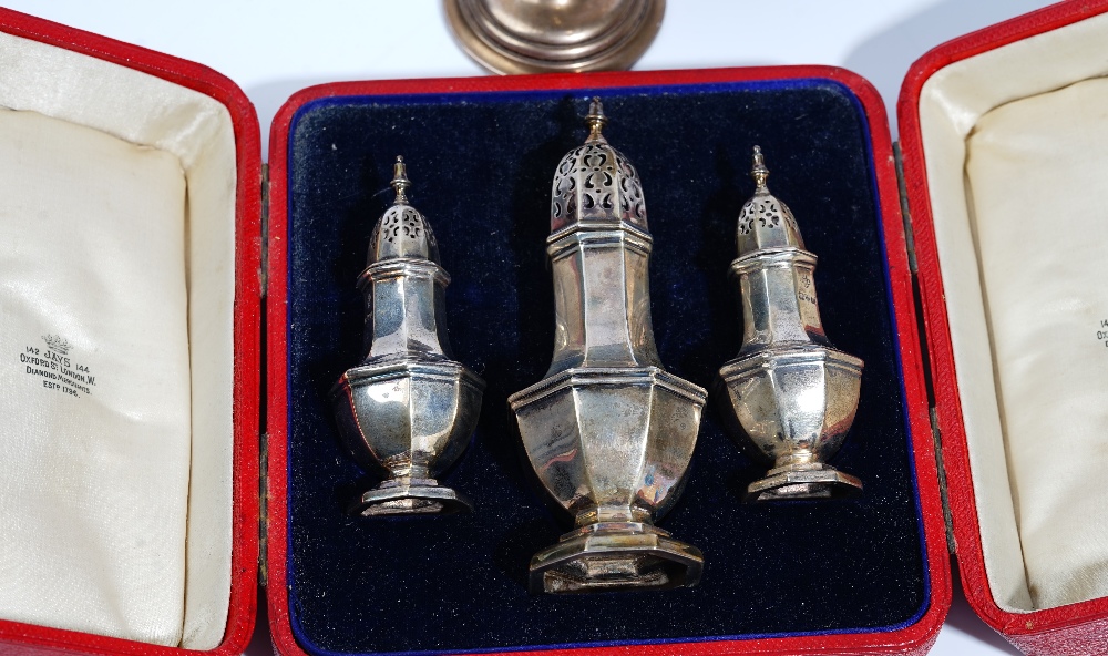 A cased set of three George I style silver octagonal caster and pepperettes, Jays, Chester 1909, 9. - Image 2 of 3